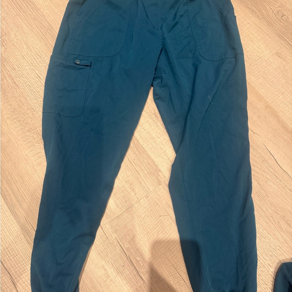 Women’s scrubs